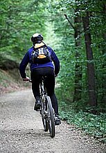 Radfahrer radelt durch die Natur