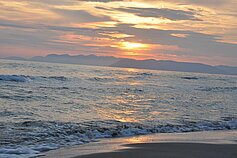 Wanderung am Meer bei Sonnenuntergang