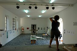 De theaterzaal van het dorpshuis in Azzano dient als atelier voor de schilders