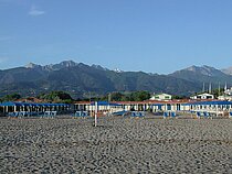 The coast of the Versilia with the Monte Altissimo