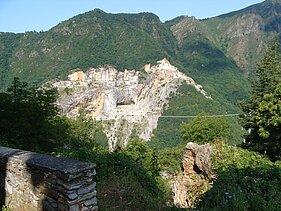 Blick auf den uralten Steinbruch von Michelangelo Buonarroti