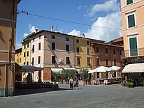 Eine typische Piazza im Sommer in der Toskana