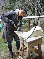 Frieda Waanders aus den Niederlanden mit dem Cuturi-Hammer