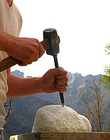 Marmer bewerken met hamer en beitel