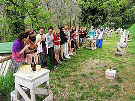 Ausstellung einer Bildhauergruppe am Campo in der Toskana in Italien