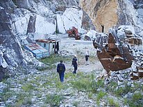 Zahlreiche Wanderwege gehen von Azzano (450 m.ü.d.M.) aus