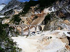 Bezoek aan de wereldberoemde bruggen van Vara bij Carrara in Toscane, Italië