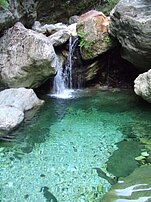 Erholung und erfrischendes Bad im Marmorfluss in der Toskana in Italien